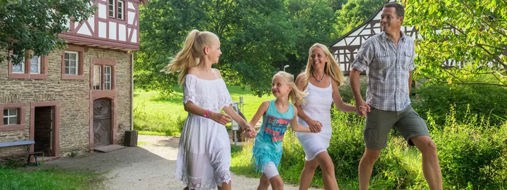 © Dominik Ketz / Rheinland-Pfalz Tourismus GmbH Familie spaziert im Grünen