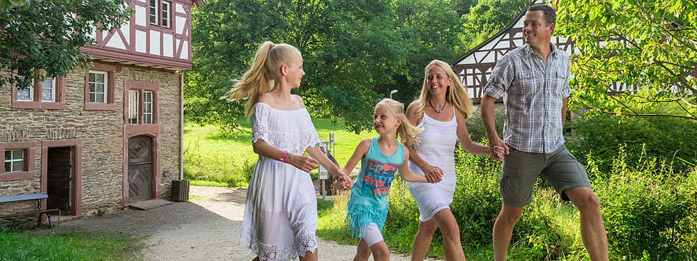 © Dominik Ketz / Rheinland-Pfalz Tourismus GmbH Familie spaziert im Grünen