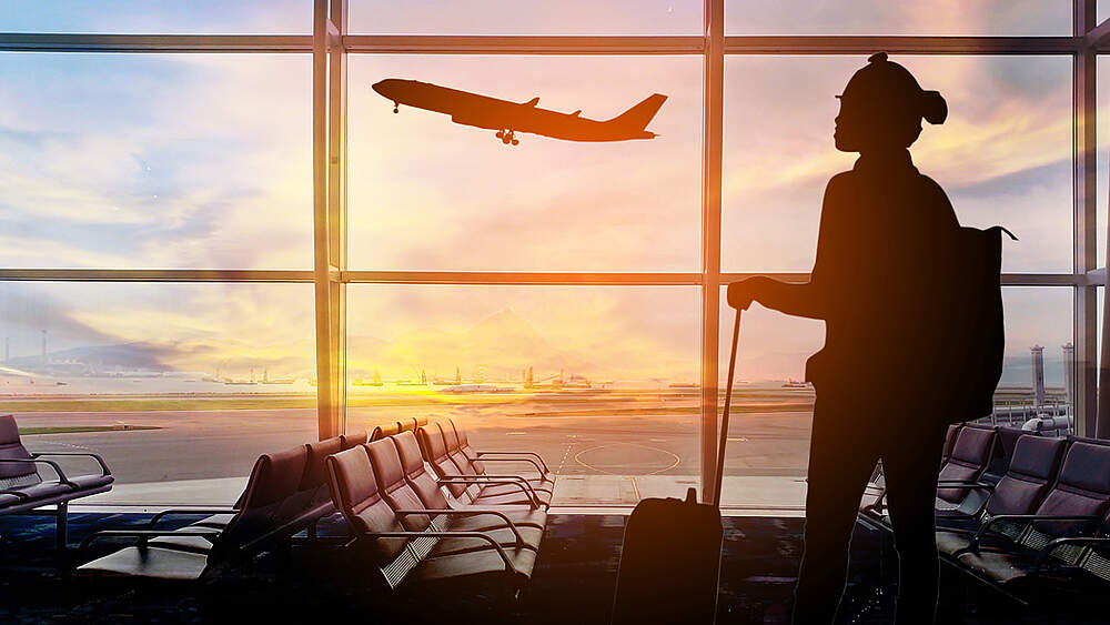 © Adobe stock / applezoomzoom Person at the Airport and a plane in the background