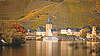Luftaufnahme der Moselstadt mit Kirche und Fluss bei bewölktem Himmel.