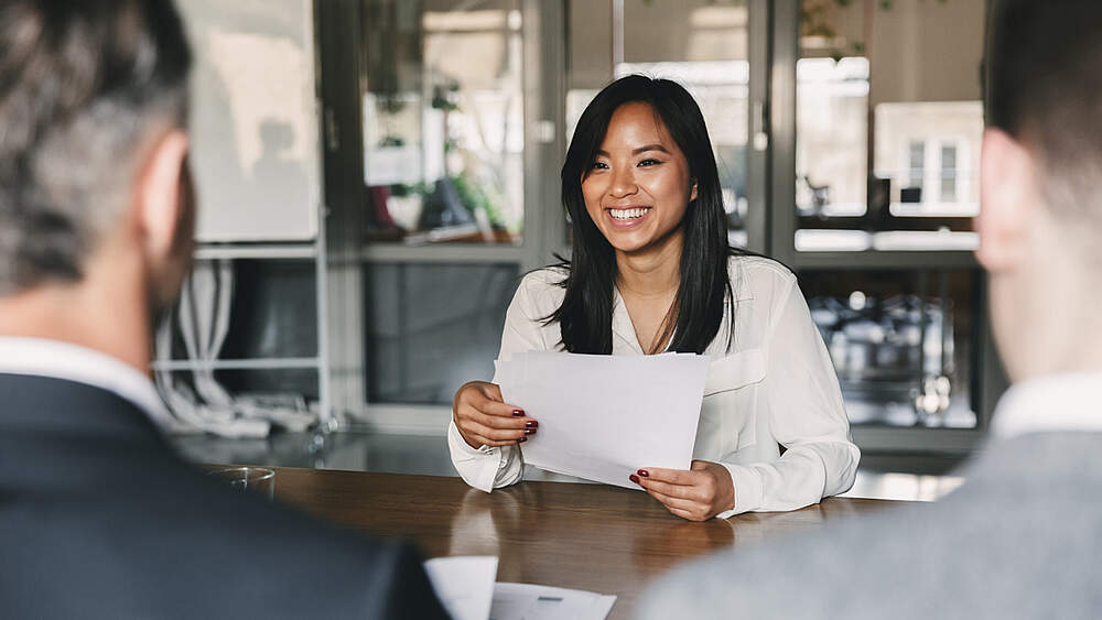 © Adobe Stock / Drobot Dean A woman is in a job interview.