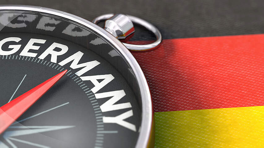 ©Adobe Stock / bluedesign Deutsche Fahne und Kompass