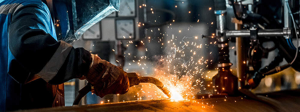 © AdobeStock / Konstantin Z A skilled worker welds at a factory.