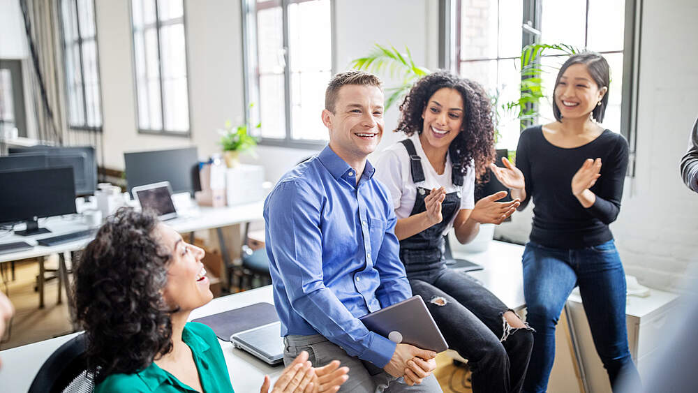 © iStock / alavrez Kollegen unterhalten sich im Büro