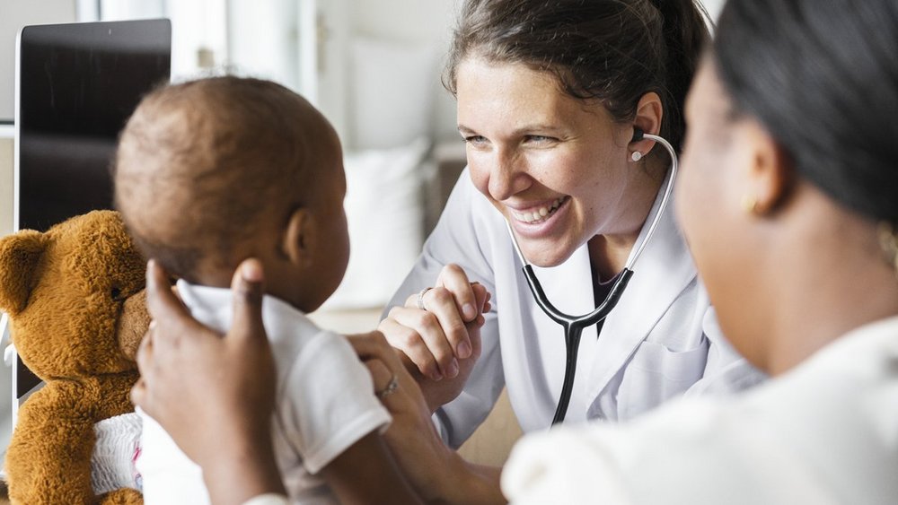 Eine Ärztin kümmert sich um ein junges Kind