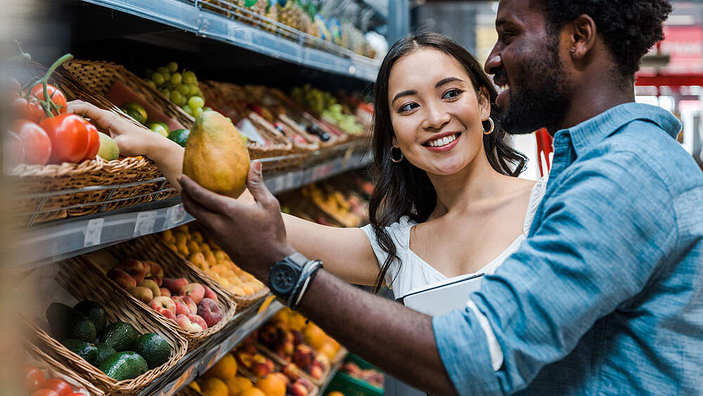 © Adobe Stock / lightfield Studios Two People are looking at fresh vegetables at the supermarket