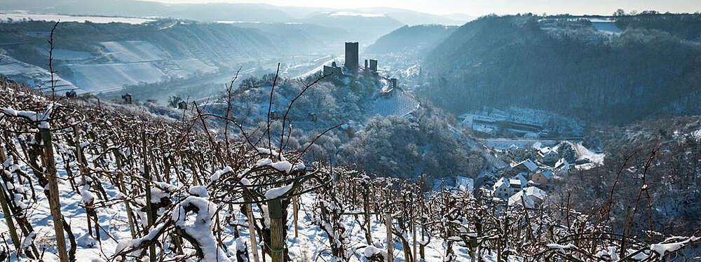 © Dominik Ketz / Rheinland-Pfalz Tourismus GmbH Verschneite Burg in einer Winterlandschaft