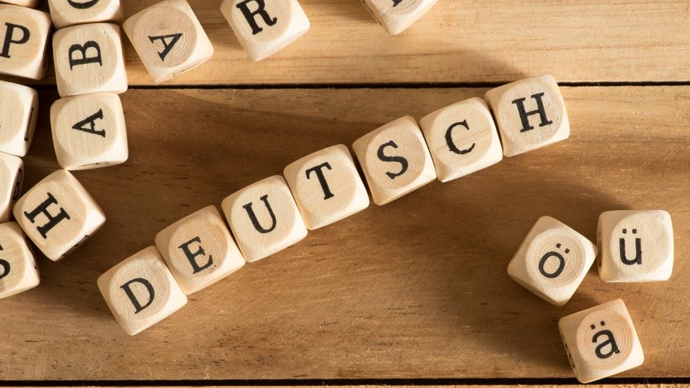 Ein Buchstabenhaufen formt das Wort "Deutsch"