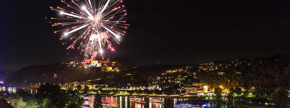 © Dominik Ketz / Rheinland-Pfalz Tourismus GmbH Während "Rhein in Flammen" werden Feuerwerke am Rhein entzündet.