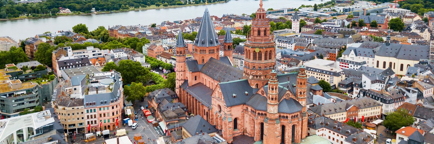 Blick aus der Luft auf die Stadt Mainz am Rhein