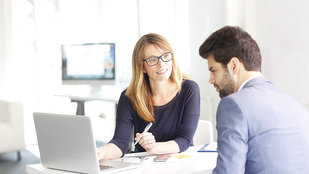 © Adobe Stock / sepy Ein Kunde wird beraten.