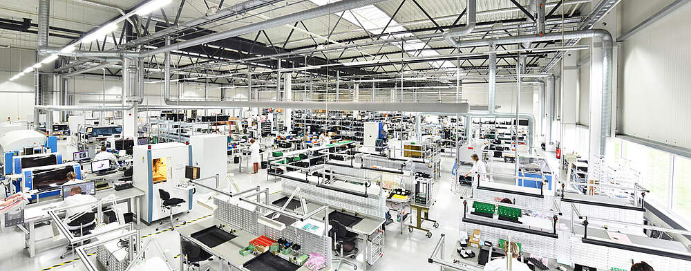 © Adobe Stock / Industrieblick Electrical components are produced in modern factories.