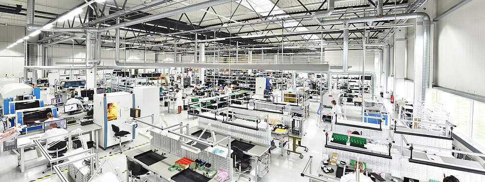 © Adobe Stock / Industrieblick Les accessoires électriques sont fabriqués dans une usine moderne.