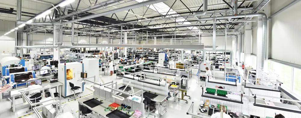 © Adobe Stock / Industrieblick Electrical components are produced in modern factories.