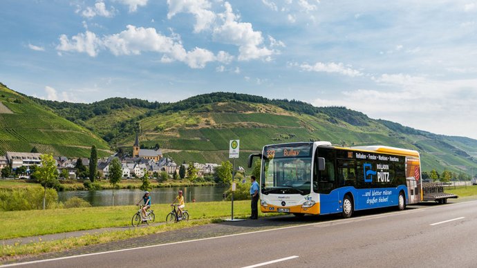 Le bus s'arrête à Zeltingen-Rachtig, sur la Moselle.