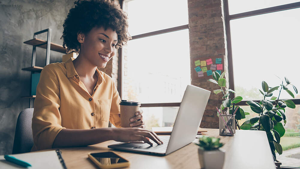© Adobe Stock / deagreez A woman is loooking for a job.