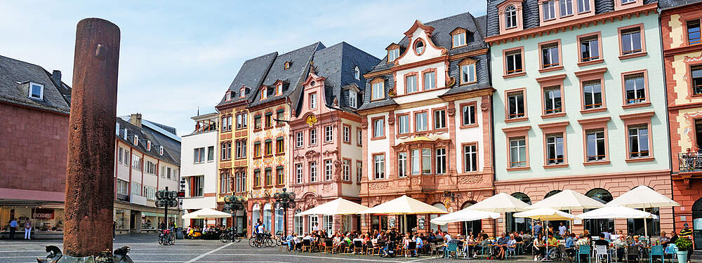 © iStock / alxpin Bunte Fassaden am Marktplatz in Mainz.