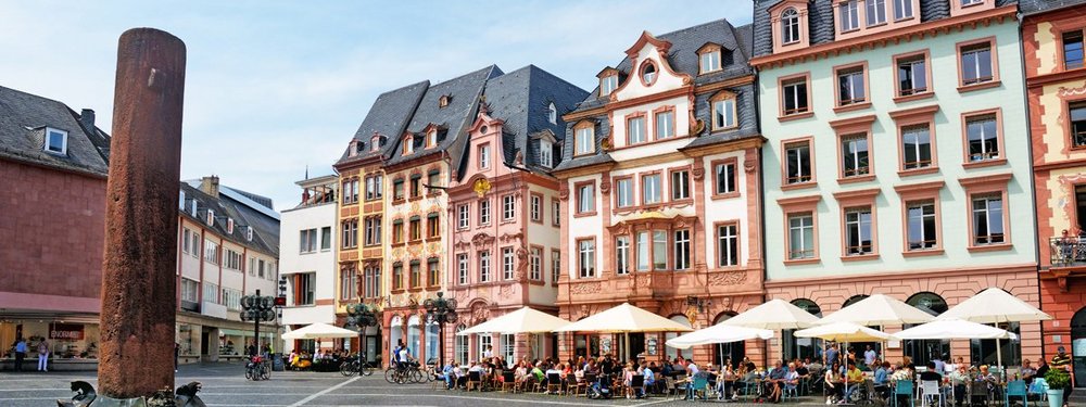 Bunte Fassaden am Marktplatz in Mainz.