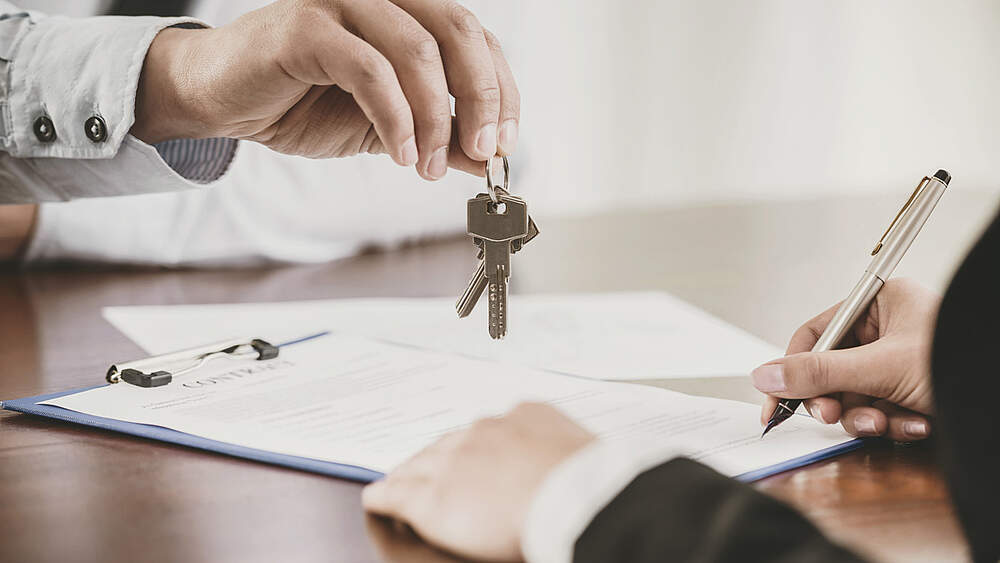 © AdobeStock / VadimGuzhva Ein Vertragsabschluss für eine Wohnung