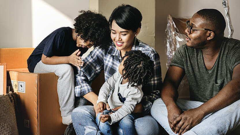 ©Adobe Stock/Rawpixel.com Familie zieht in ein neues Haus ein